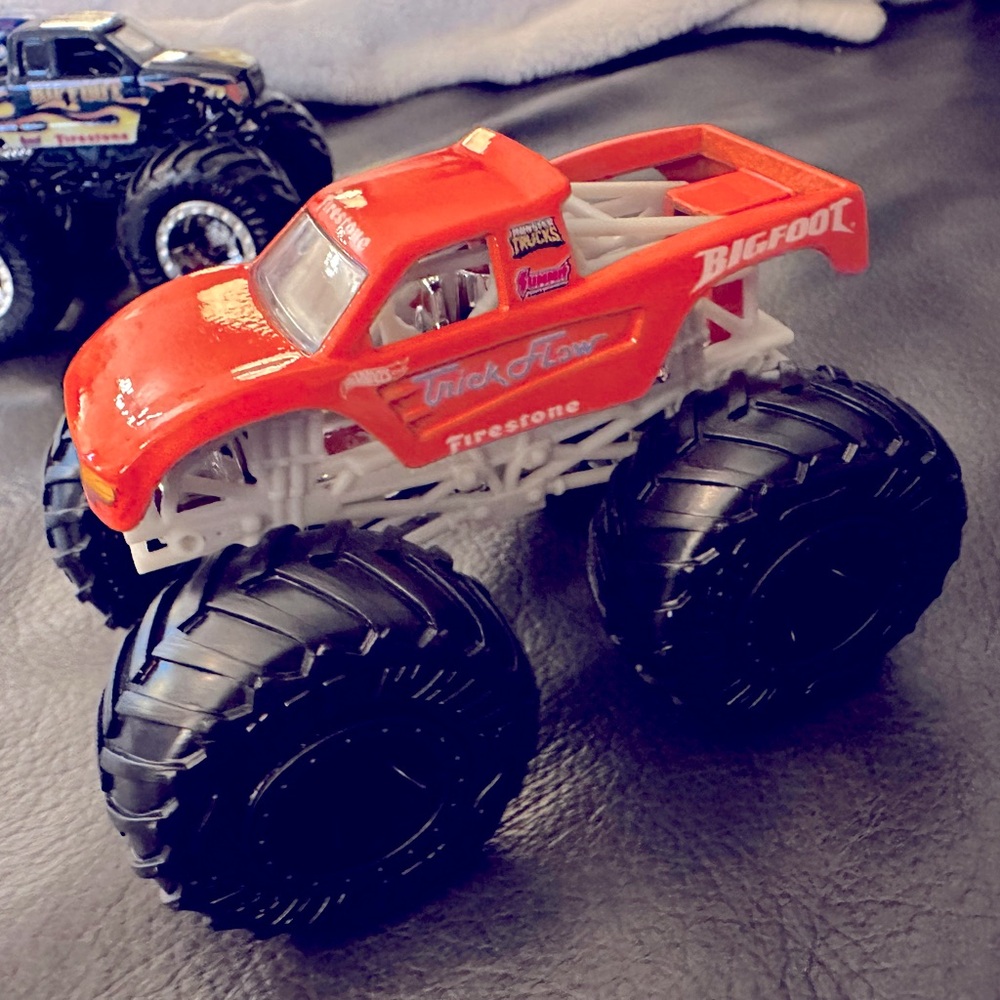 Hot Wheels Monster Trucks 🔹BIGFOOT Legacy Collectors Set, 1:64 Scale, Set of 5 - Picture 5 of 13